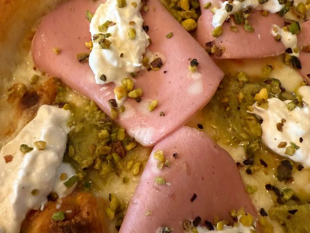 Pizzeria Maria Pizza do mês de julho - Mortadela e pistáchio